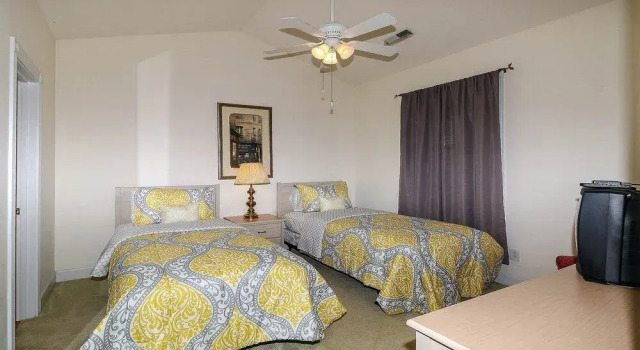 4705 Wild Iris Drive, Magnolia Place 302 by RedAwning, Забронировать Апартаменты/квартира Отели Миртл-Бич с парковкой, рядом с PineHills Palmetto at Myrtlewood Golf Club, Парковка