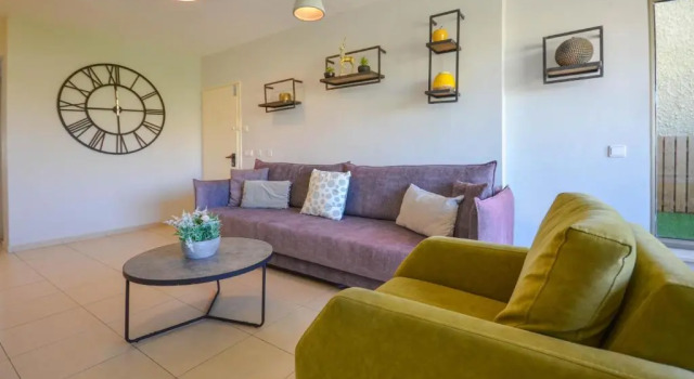 Stylish 2BR Apartment with Balcony - Yalarent, Забронировать Апартаменты/квартира Отели в центре Эйлата, в центре