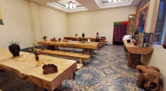 Dechenz Middle Homestay, Book Hotel Deqin Yunnan