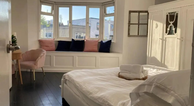 Апартаменты The Clock Tower Apartment - Large, Modern, 2 bed apartment, Southsea with Free parking - sleeps 4