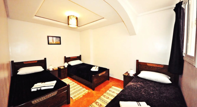 Кровать в общем номере Hola Surf Morocco
