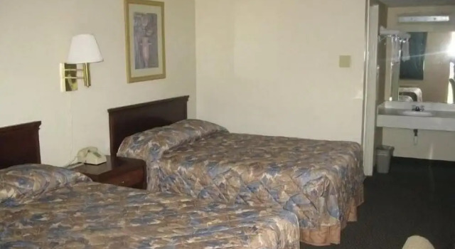 Четырёхместный номер Classic Red Carpet Inn