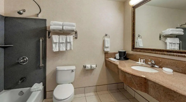 Четырёхместный люкс Citrus Suites Redlands Loma Linda Hotel