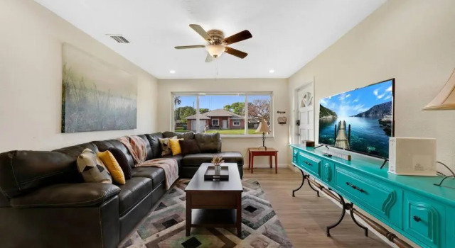 Yellow house in Davie