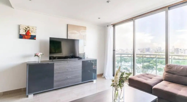 Luxurious 2BDR condo located in Prestigious Tower.