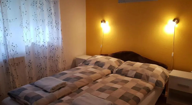 Fertődi Kúria Vendégház, Book Hotel Hoteller i Western Transdanubia med parkering, Parkering