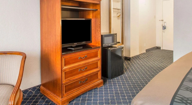 Четырёхместный номер Traditional Deluxe North Miami Beach Gardens Inn & Suites