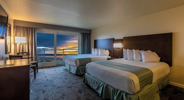 Четырёхместный номер Deluxe oceanfront Driftwood Shores Resort