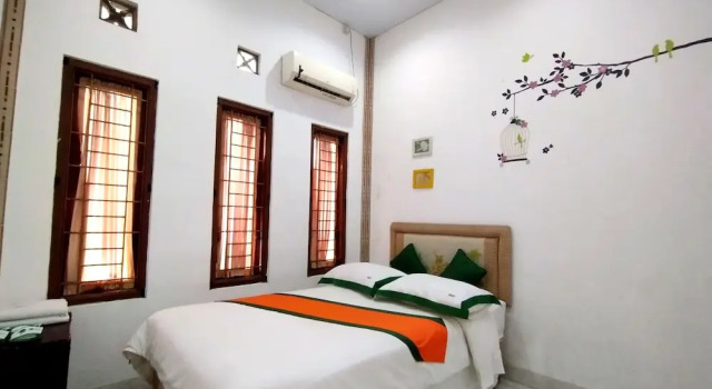 Коттедж Standard Homestay Syariah Monjali Taman Pelangi by Simply Homy