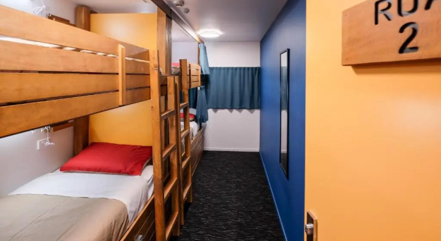 Кровать в общем номере с 6 комнатами Haka House Bay of Islands