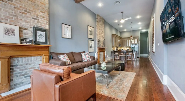 Hosteeva 2BR Steps to St. Charles Ave, Забронировать Отель Новый Орлеан Луизиана, рядом с Казино Harrah's New Orleans