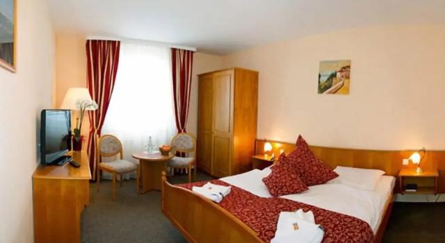 Standard Triple room Hotel Auerhahn