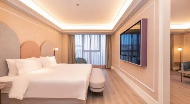 Люкс Mercure Xinyang East Railway Station