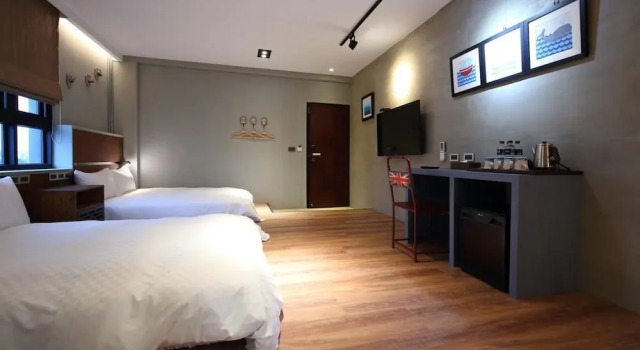 Четырёхместный семейный номер Standard с балконом и с видом на горы MIDORI Hostel
