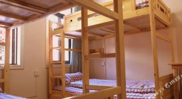 Кровать в общем номере (мужской номер) Dengba Hostel Kunming Branch
