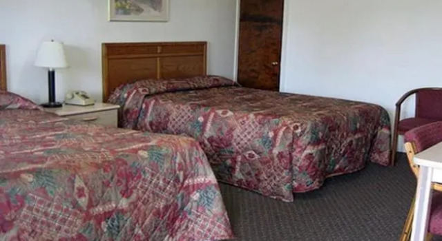 Четырёхместный номер Standard Red Carpet Inn & Suites Morgantown