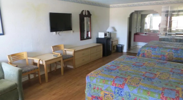 Четырёхместный номер Standard Mustang Inn and Suites