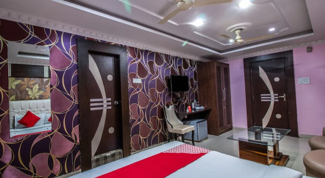 OYO 14579 The Hangout, Book Hotel Bistupur 