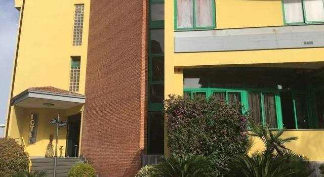 Hotel Stefano a Melito, Забронировать Отель Мелито-ди-Наполи Кампания, рядом с Торговый центр Ашан