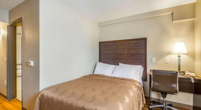 Двухместный номер Standard AmericInn by Wyndham Madison WI