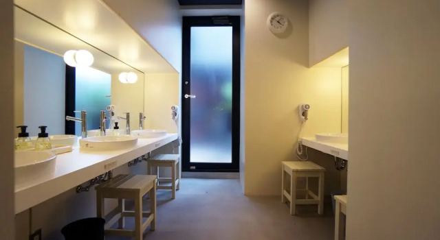 Кровать в общем номере Piece Hostel Kyoto