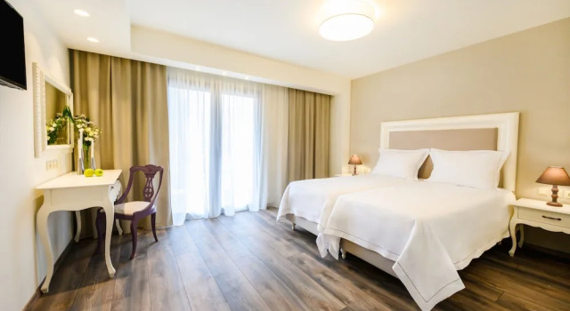 Номер Superior с балконом Emerald Suites