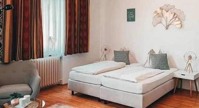 Четырёхместный номер Standard c 1 комнатой Hotel Bayrischer Hof