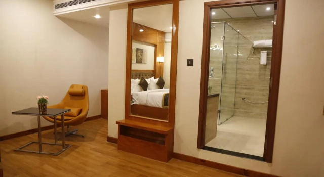 Hotel Leroy Grand, Rezerwuj Hotel Hotele w Bangalore z parkingiem, Parking