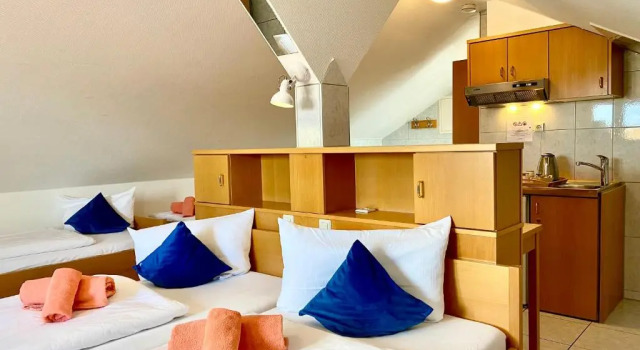 Кровать в общем номере (мужской номер) M-Hotel