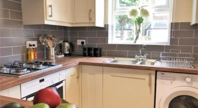 Garfield Place Cosy 2-Bedroom Cottage Central Windsor with Parking, Забронировать Отель Виндзор Беркшир, рядом с Victoria Barracks