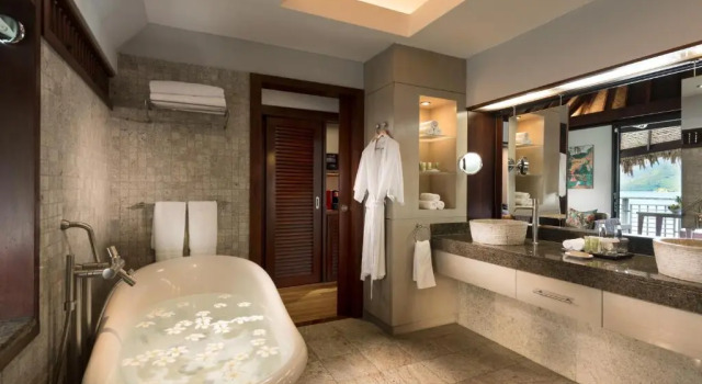 Двухместное бунгало Overwater Hilton Moorea Lagoon Resort & Spa