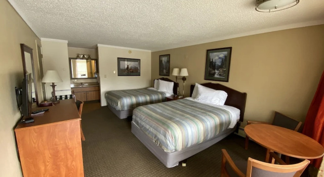 Четырёхместный номер Deluxe с балконом Snowshoe Motel