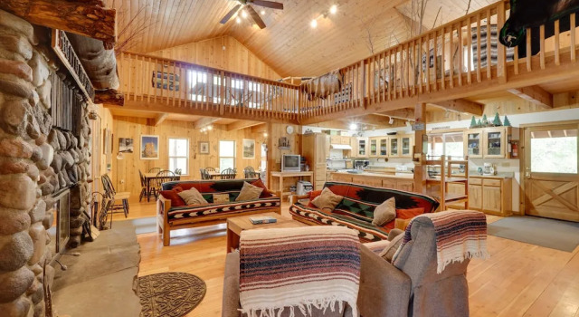 Коттедж Pet-friendly House w/ Deck: Near Crater Lake!