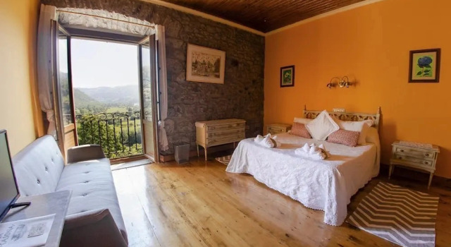 Четырёхместный семейный люкс с 2 комнатами с красивым видом из окна Agroturismo La Casona de Belmonte