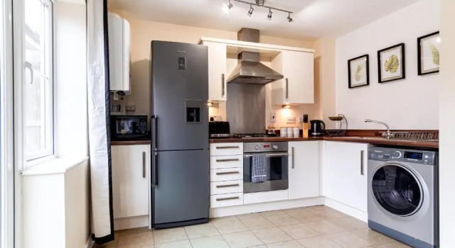 LONG STAYS 25pct OFF - Beautiful 3 Bed & Parking By Klarok Short Lets & Serviced Accommodation