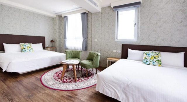 Четырёхместный номер Standard с балконом R&J GuestHouse