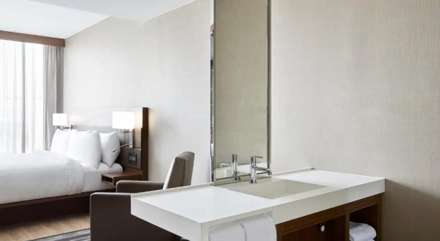 Номер Superior AC Hotel by Marriott Raleigh North Hills