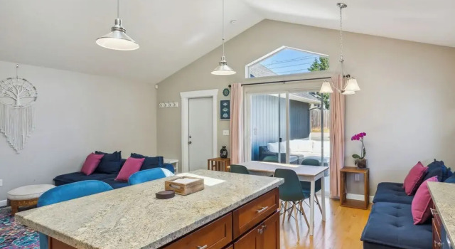 Cheery Tacoma Vacation Rental: 7 Mi to Owen Beach!, Забронировать Отель Такома Вашингтон, рядом с Природный парк Tacoma Nature Center