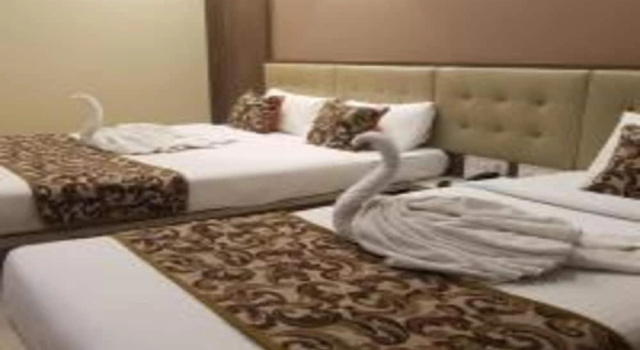 Кровать в общем номере с 6 комнатами Hotel Sai Chhatra
