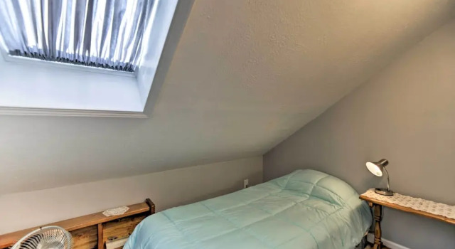 Апартаменты Charming Historic Condo - Walk to Downtown & UW