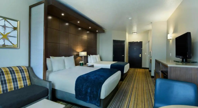 Четырёхместный люкс Oxford Suites Spokane Downtown