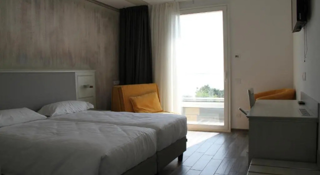 Трёхместный номер Standard с видом на озеро Hotel Villa Paradiso Suite