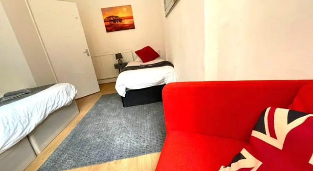 Spacious 2-bed Apartment With Hot tub and Parking