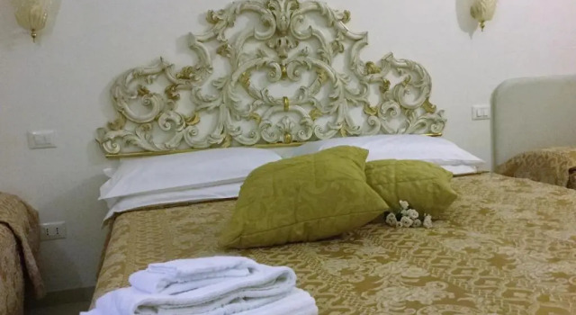 Трёхместный номер Standard Residenza Due Torri check in presso HOTEL CENTRALE Vicolo Cattani 7
