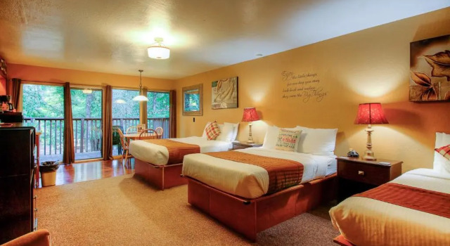 Семейный люкс с балконом Redwoods River Resort & Campground