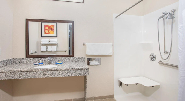 Номер Standard Holiday Inn Express Hotel & Suites Glasgow by IHG