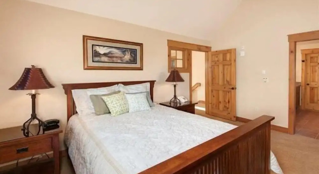 Private 3 Bedroom Townhome Located in East Keystone With Access to a Firepit, Hot Tub, and Billiards