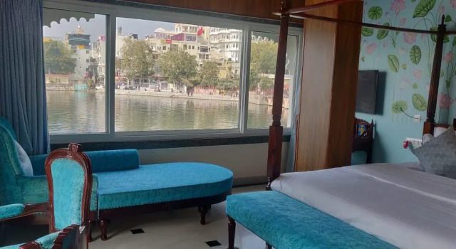 Люкс с балконом Jheel Hotel and Restaurent