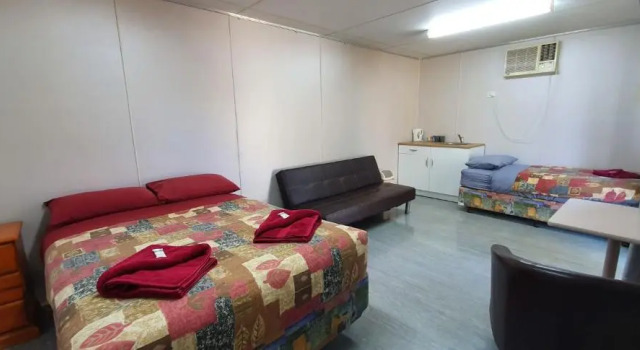 Шале Pinjarra Caravan Park and Cabins