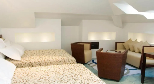 Полулюкс Club House Hotel